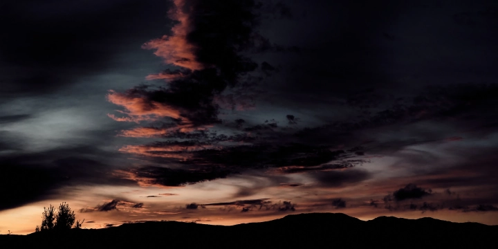 nuvole dipinte dal tramonto